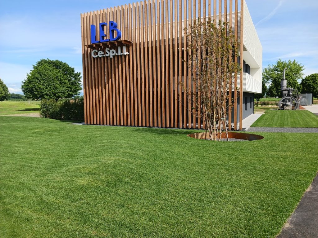 Vista esterna con volumi aggettanti che creano coni d’ombra