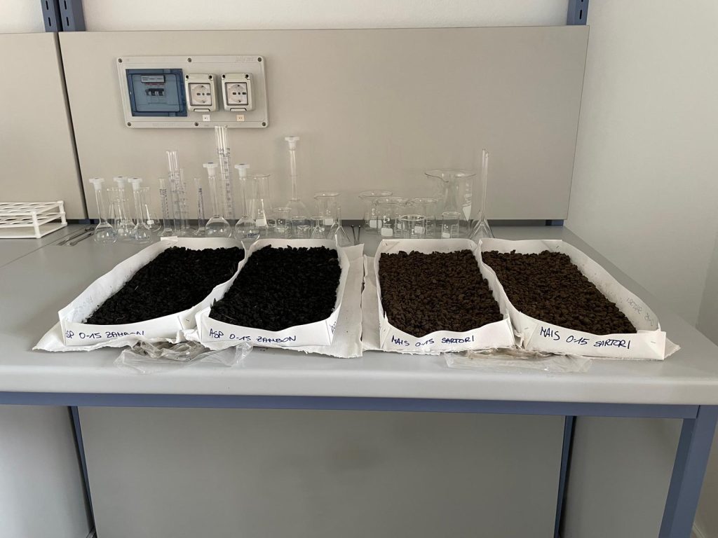 Laboratorio chimica dei suoli, banchi e strumentazione