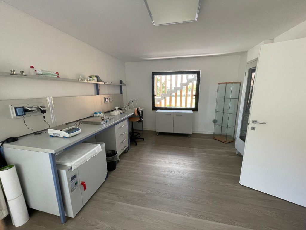 Strumenti e vetreria da laboratorio per analisi dei suoli